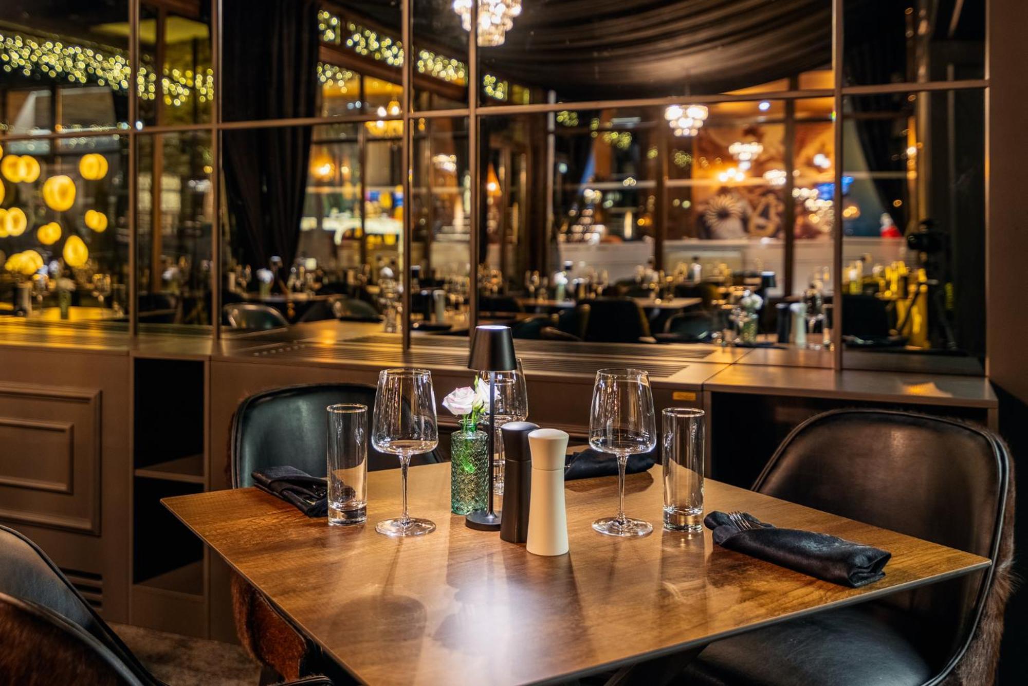 프리미어 럭셔리 마운틴 리조트 반스코 외부 사진 Interior of the restaurant